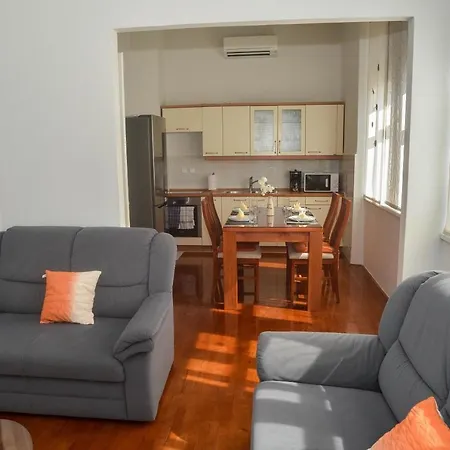 Claudia, Near Old Town, Free Parking Place 아파트
