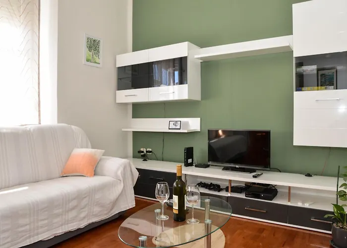 Claudia, Near Old Town, Free Parking Place *